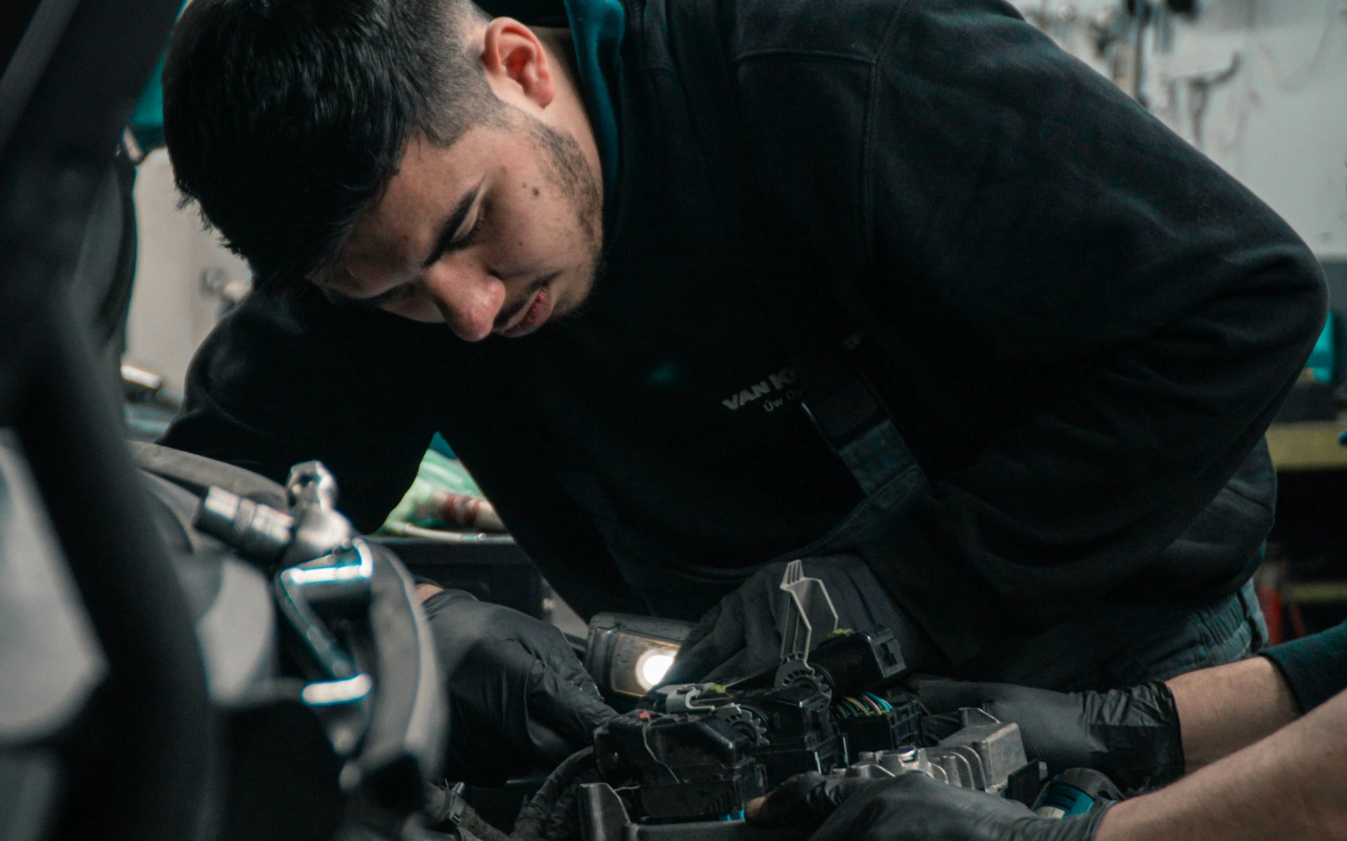 Fast drei Vierteln aller Autobesitzer graut es vor dem Werkstattbesuch, junge Menschen sind besonders ängstlich