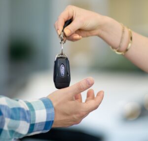 Der klassische Autoverkauf ist einer der Wege, kurzfristig Geld fürs Auto zu bekommen.