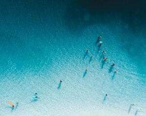 Menschen schwimmen im Meer