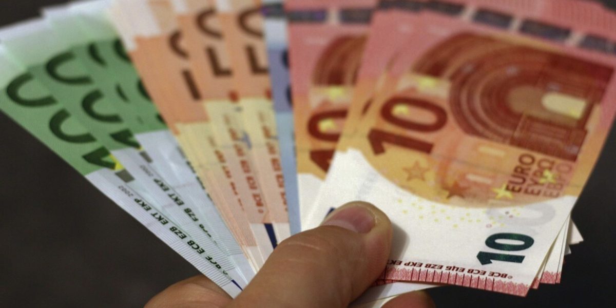 ALT-TAG Bei flowCar kannst Du für Dein Auto schnell Bargeld bekommen.