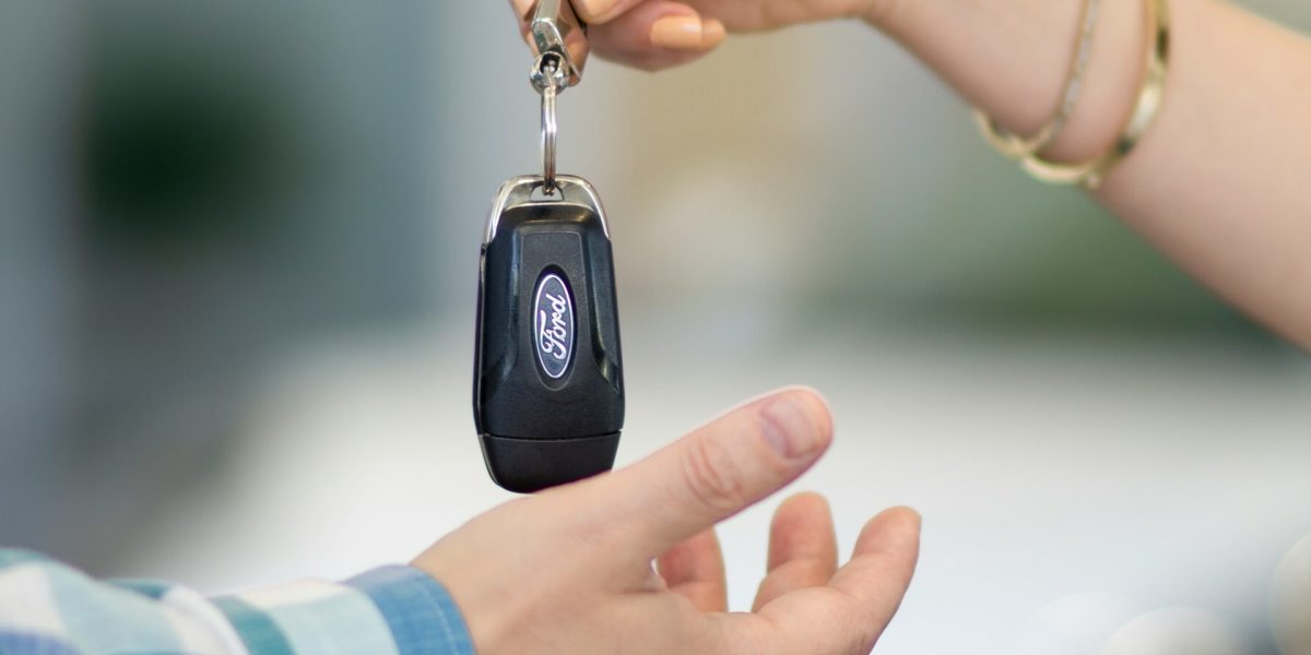 Der klassische Autoverkauf ist einer der Wege, kurzfristig Geld fürs Auto zu bekommen.