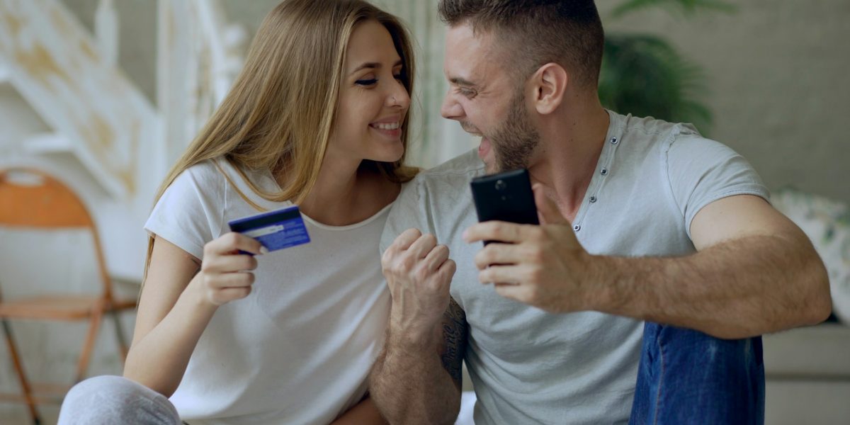 Mit gemeinsamer Finanzplanung Beziehungsprobleme wegen Geld vermeiden.