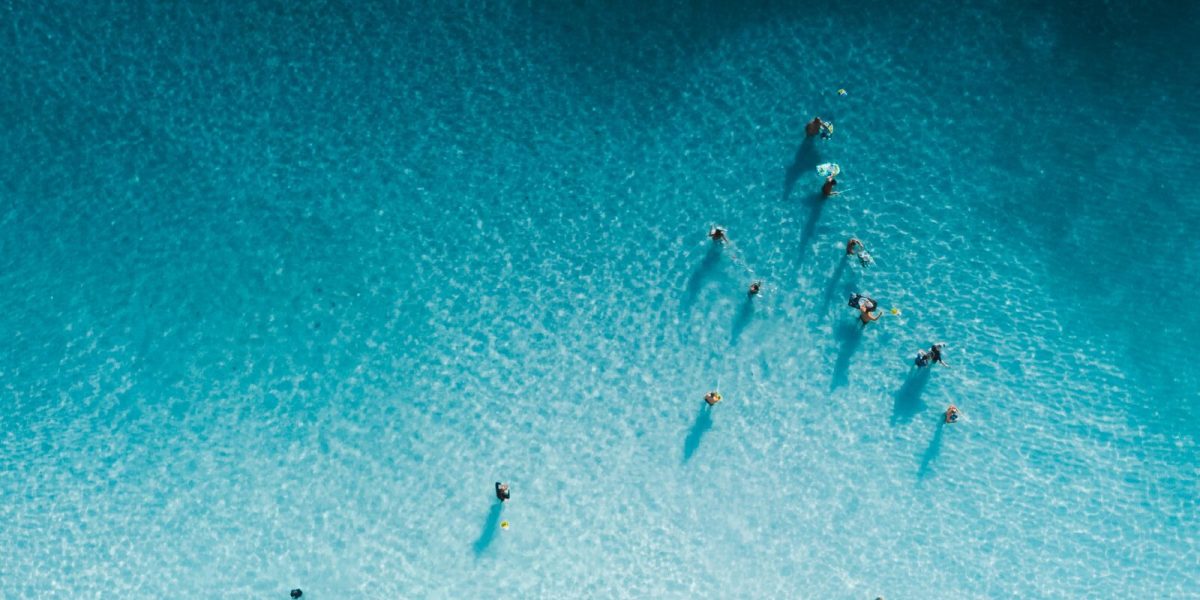 Menschen schwimmen im Meer
