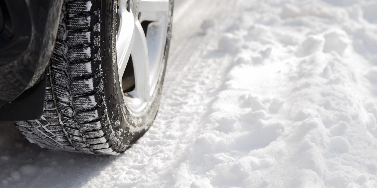 Auto vereist, was tun? Mit einigen Tipps sicher durch Schnee- und Eistage kommen.