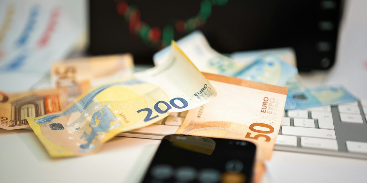 Wer einen guten Überblick über Einnahmen und Ausgaben hat, muss sich weniger Sorgen um einen möglichen finanziellen Engpass machen.