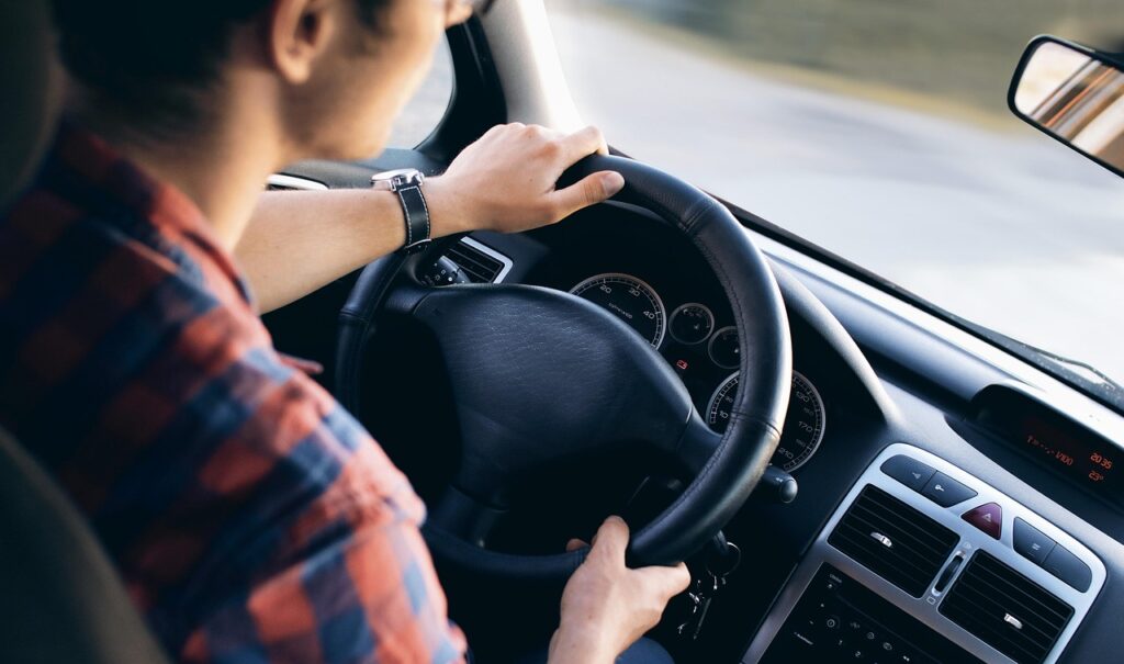 Bring Dein Auto nicht in ein Pfandleihhaus – bei flowCar erhältst Du Geld dafür und kannst es weiter nutzen!